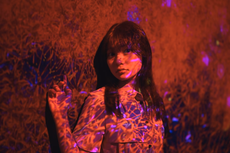 梅山涼 teamLab Borderless ポートレート 001