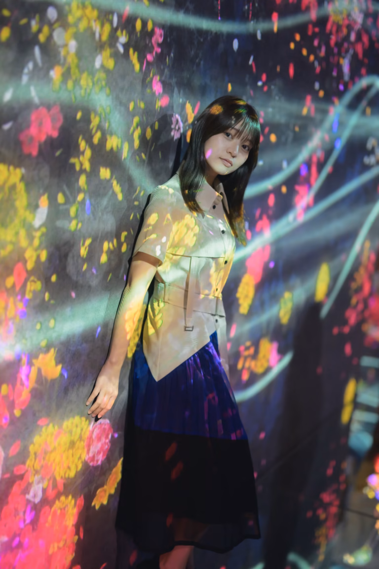 梅山涼 teamLab Borderless ポートレート 003
