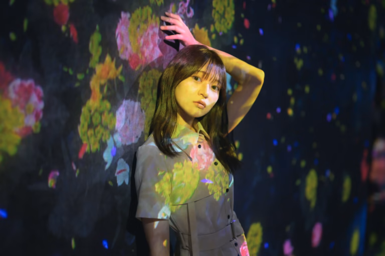 梅山涼 teamLab Borderless ポートレート 004