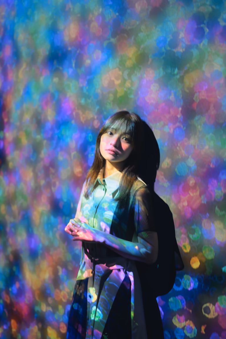 梅山涼 teamLab Borderless ポートレート 007