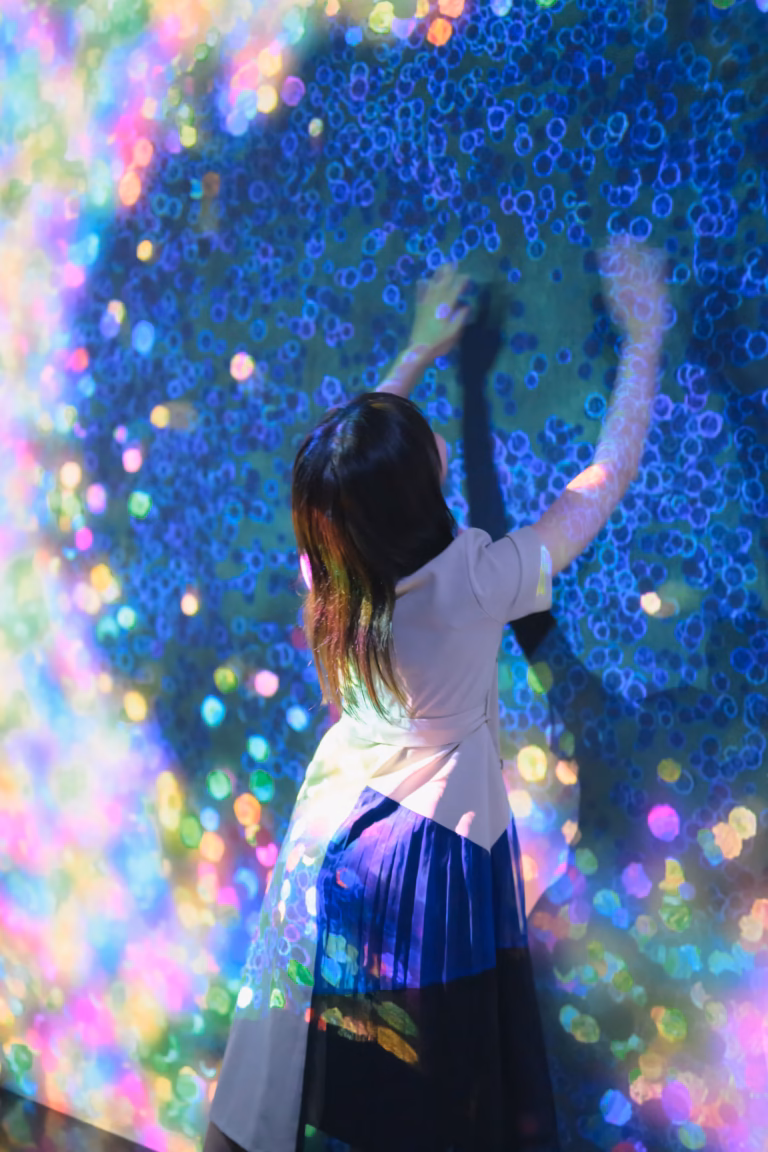 梅山涼 teamLab Borderless ポートレート 008