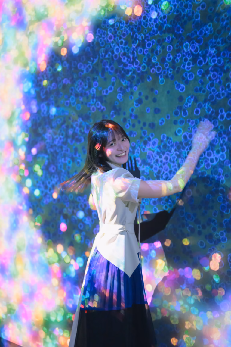 梅山涼 teamLab Borderless ポートレート 009