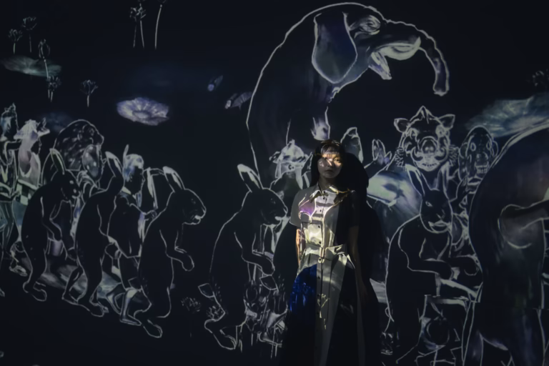 梅山涼 teamLab Borderless ポートレート 011