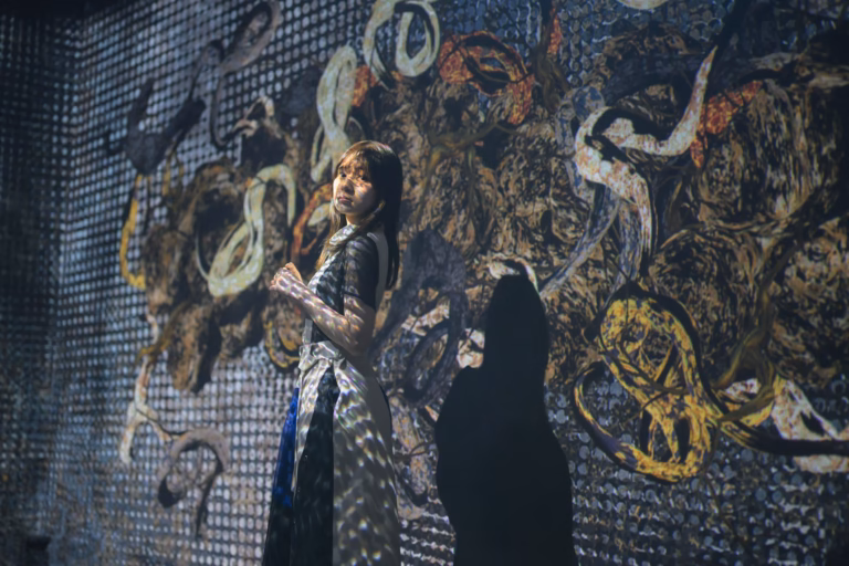 梅山涼 teamLab Borderless ポートレート 016