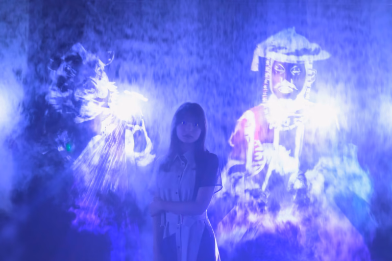 梅山涼 teamLab Borderless ポートレート 021