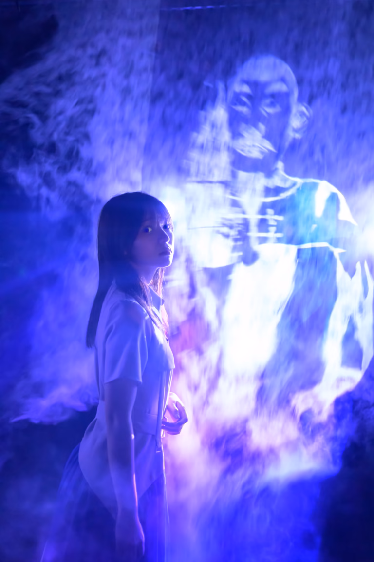 梅山涼 teamLab Borderless ポートレート 022