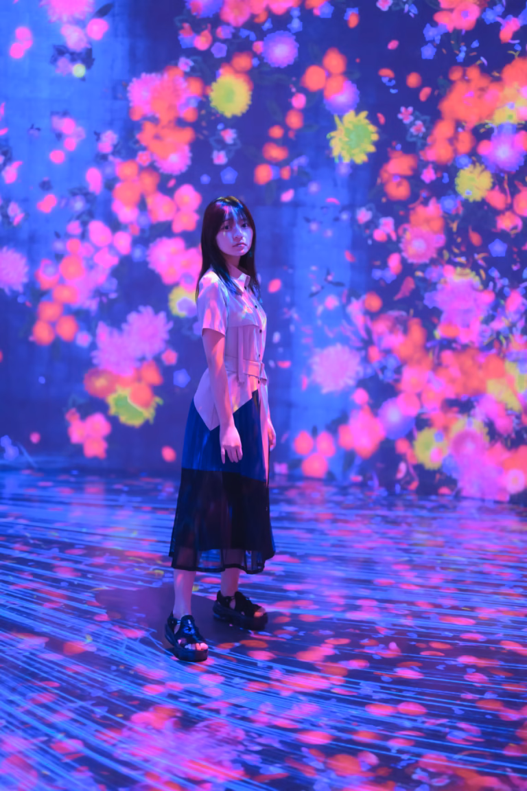 梅山涼 teamLab Borderless ポートレート 049