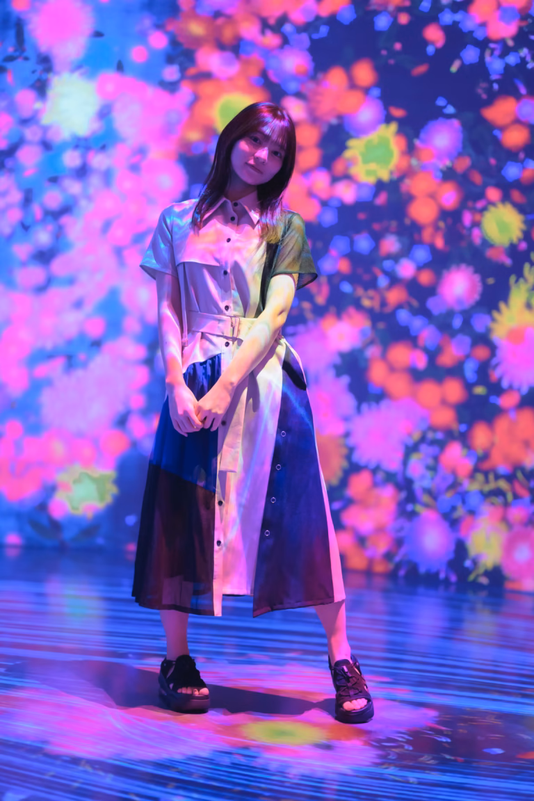 梅山涼 teamLab Borderless ポートレート 050