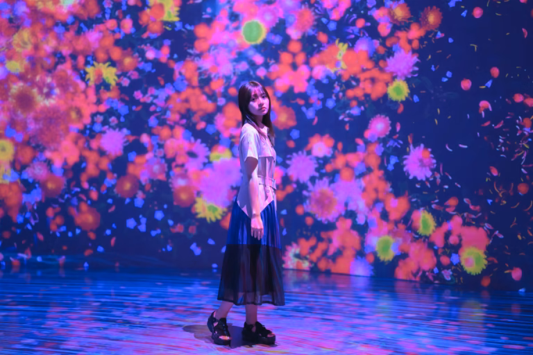 梅山涼 teamLab Borderless ポートレート 051