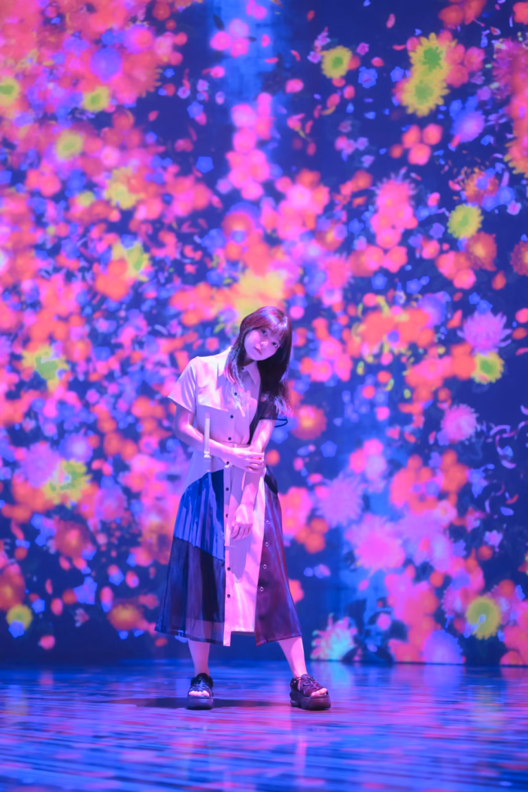 梅山涼 teamLab Borderless ポートレート 052