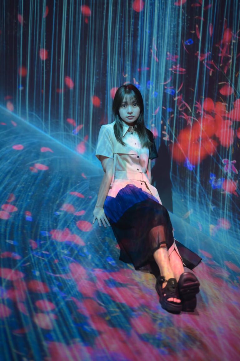 梅山涼 teamLab Borderless ポートレート 054