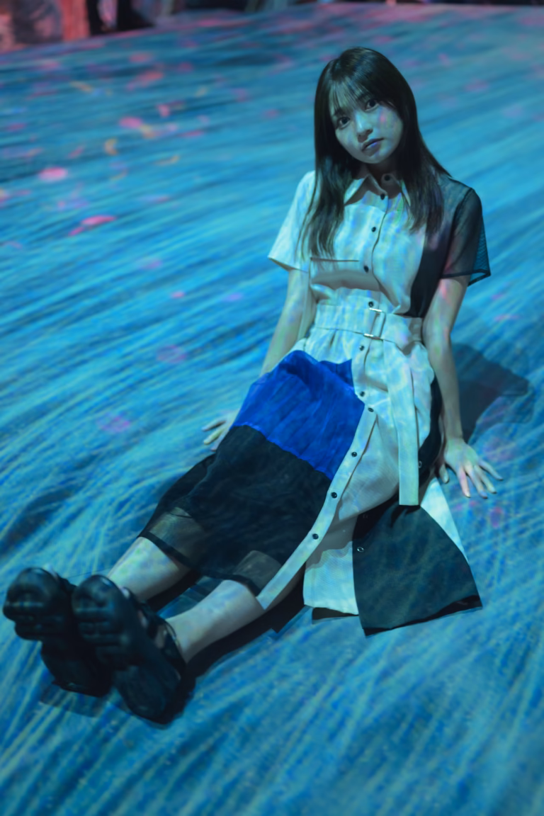 梅山涼 teamLab Borderless ポートレート 055