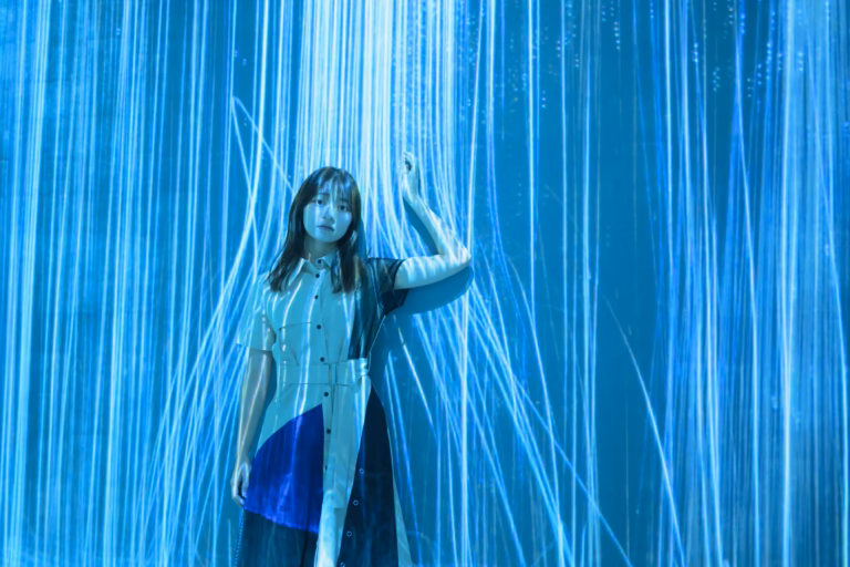 梅山涼 teamLab Borderless ポートレート 058