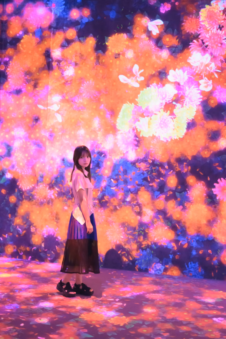 梅山涼 teamLab Borderless ポートレート 066