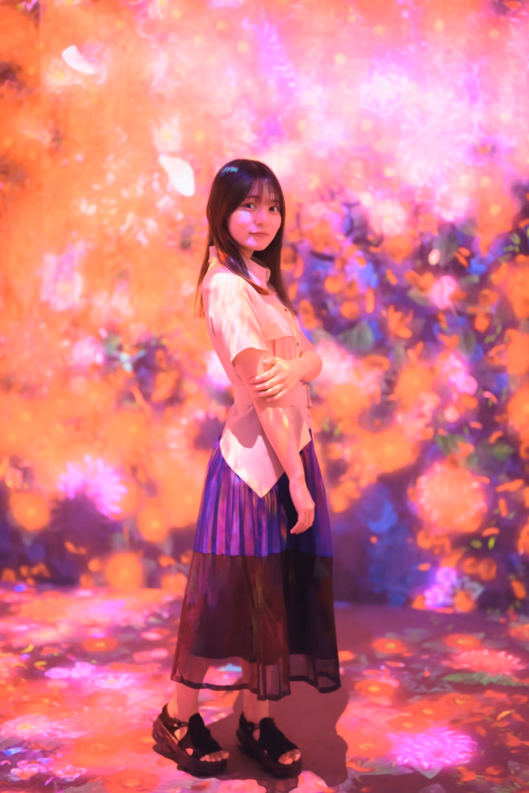 梅山涼 teamLab Borderless ポートレート 067