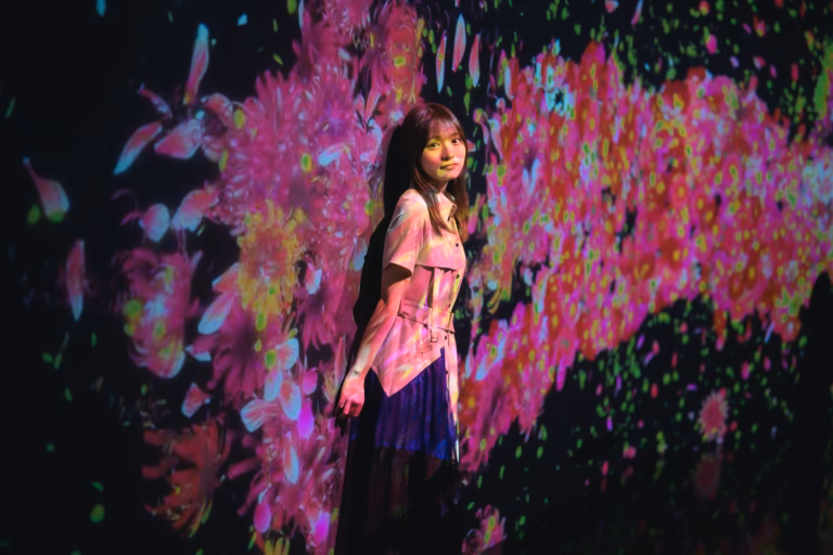 梅山涼 teamLab Borderless ポートレート 068