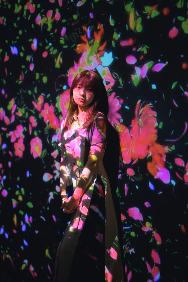 梅山涼 teamLab Borderless ポートレート 069
