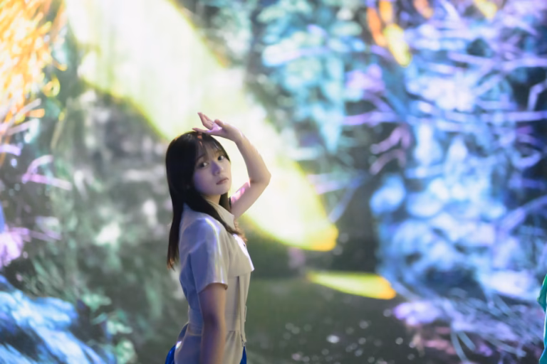 梅山涼 teamLab Borderless ポートレート 075