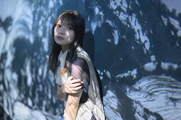 梅山涼 teamLab Borderless ポートレート 081