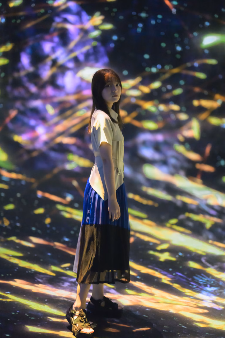梅山涼 teamLab Borderless ポートレート 085