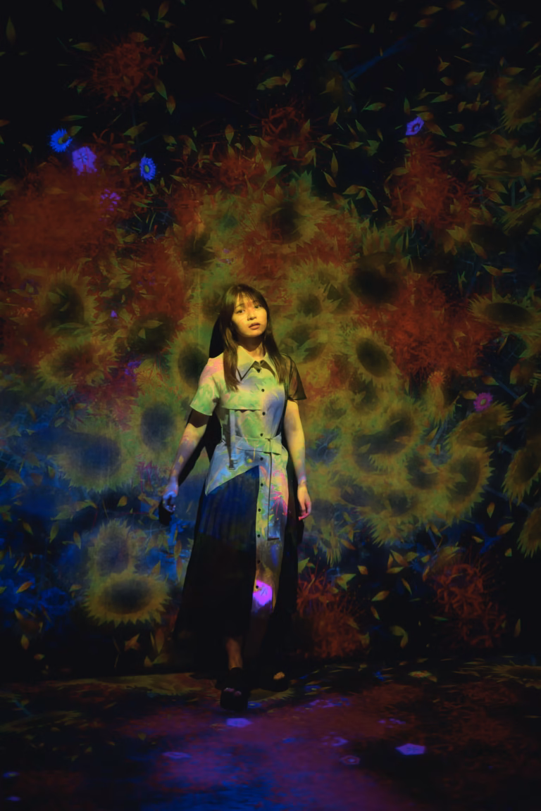 梅山涼 teamLab Borderless ポートレート 086