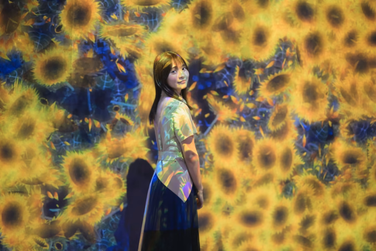 梅山涼 teamLab Borderless ポートレート 087